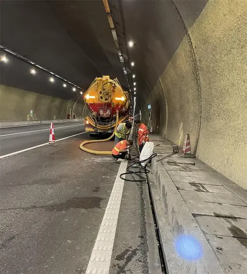 绥滨隧道排水渠清淤